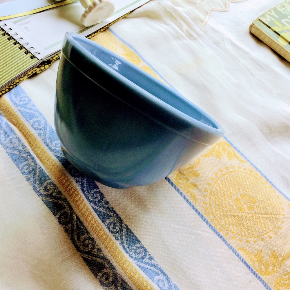 EPLVC VINTAGE PYREX BLUE BOWL # 401